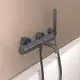 Waschtischarmatur in mattschwarzer Ausführung, montiert an einer hellen Wand. Von Ideal Standard, ausgestattet mit einem Handduschset und flexiblen Anschlüssen.